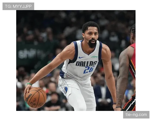 希罗无球跑位为持球手拉空 三分效率较上赛季提升