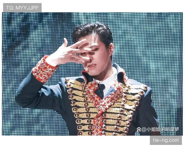 莱万凌晨四点喝蛋白粉的样子，像极了被经纪人押着打卡的顶流爱豆